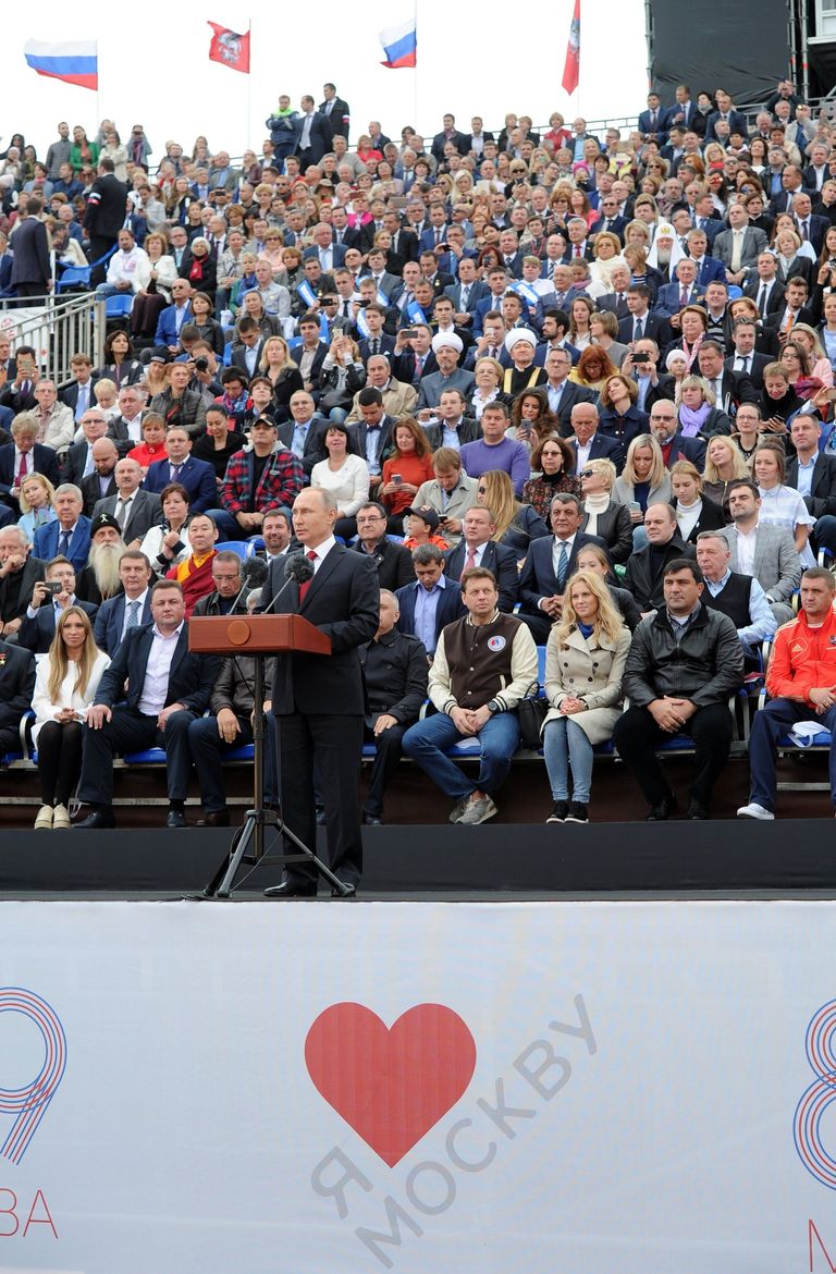 Президент РФ В. Путин на торжественной церемонии открытия Дня города на Красной площади Президент РФ В. Путин на торжественной церемонии открытия Дня города на Красной площади
