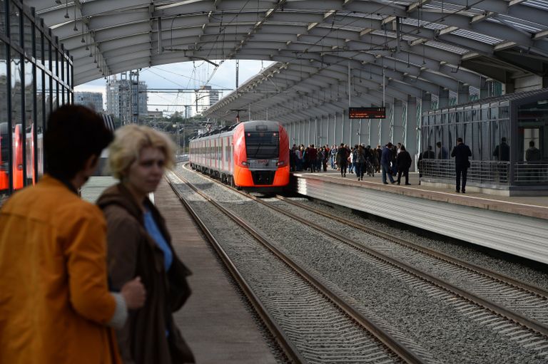 Пассажиры на станции Лужники Московского центрального кольца Пассажиры на станции Лужники Московского центрального кольца