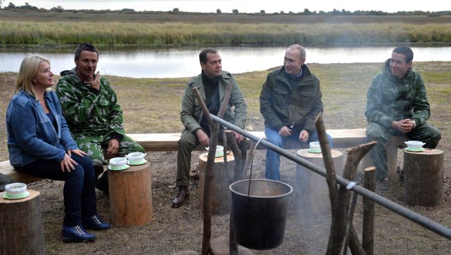 Президент РФ В. Путин и премьер-министр РФ Д.Медведев посетили остров Липно в Новгородской области Президент РФ В. Путин и премьер-министр РФ Д.Медведев посетили остров Липно в Новгородской области