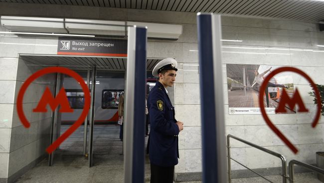 Сотрудник полиции на станции Лужники Московского центрального кольца. Архивное фото Сотрудник полиции на станции Лужники Московского центрального кольца. Архивное фото