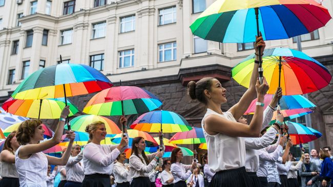 Жители и гости Москвы во время празднования Дня города. Архивное фото Жители и гости Москвы во время празднования Дня города. Архивное фото