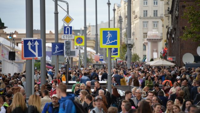 Жители и гости Москвы на праздничных мероприятиях во время празднования Дня города. Архивное фото