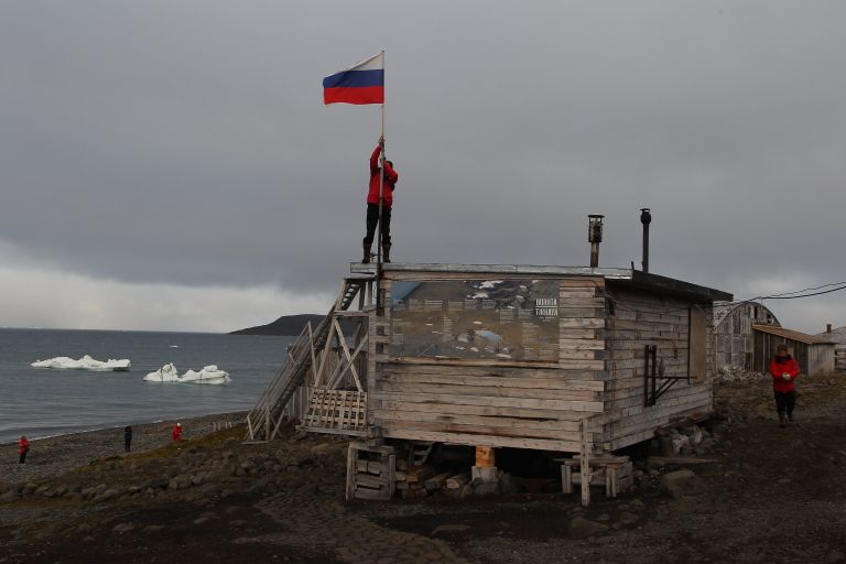 Сотрудники консервируют полярную станцию на зимний период в бухте Тихая на острове Гукера архипелага Земля Франца-Иосифа Сотрудники консервируют полярную станцию на зимний период в бухте Тихая на острове Гукера архипелага Земля Франца-Иосифа