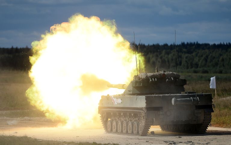 Самодвижущаяся противотанковая пушка Спрут-Б во время показательных учений на полигоне Алабино на международном военно-техническом форуме Армия-2016