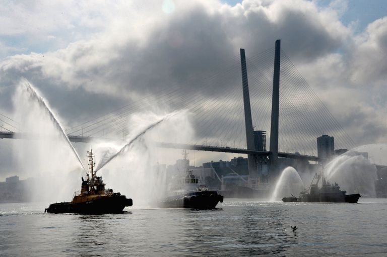Тушение условного пожара на судне, освобожденном морским спецназом от террористов, на церемонии открытия Международного военно-технического форума АРМИЯ-2016 во Владивостоке