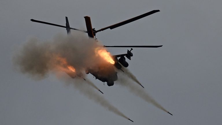 Вертолет Ка-52 Аллигатор во время показательных учений на полигоне Алабино на международном военно-техническом форуме Армия-2016 Вертолет Ка-52 Аллигатор во время показательных учений на полигоне Алабино на международном военно-техническом форуме Армия-2016