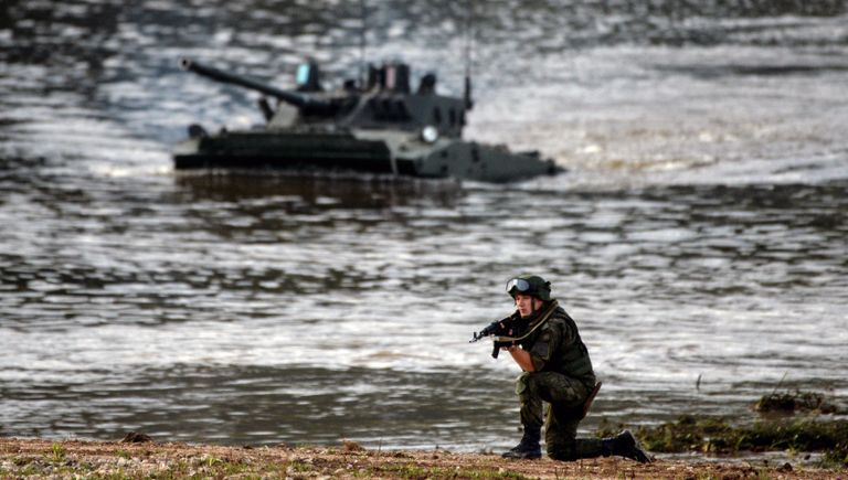 Военнослужащий во время демонстрационного показа военной техники на полигоне Алабино на Международном военно-техническом форуме АРМИЯ-2016 Военнослужащий во время демонстрационного показа военной техники на полигоне Алабино на Международном военно-техническом форуме АРМИЯ-2016