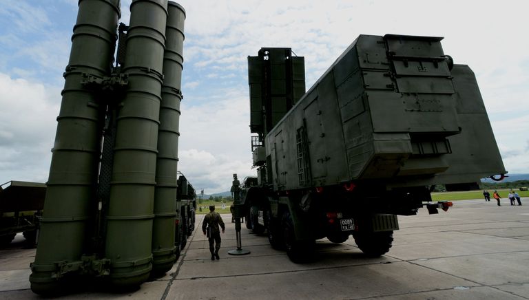 Зенитный ракетный комплекс С-400 Триумф на аэродроме Центральная Угловая на церемонии открытия Международного военно-технического форума АРМИЯ-2016 Зенитный ракетный комплекс С-400 Триумф на аэродроме Центральная Угловая на церемонии открытия Международного военно-технического форума АРМИЯ-2016