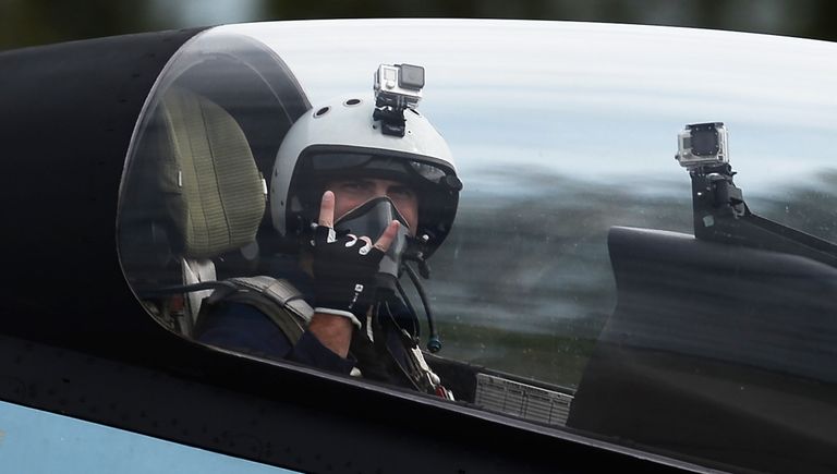 Пилот в кабине многоцелевого истребителя Су-30СМ пилотажной группы Соколы России Пилот в кабине многоцелевого истребителя Су-30СМ пилотажной группы Соколы России
