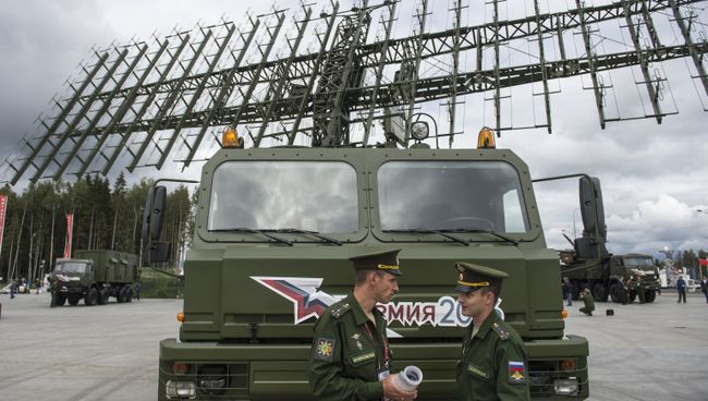 Военнослужащие у мобильного трехкоординатного многодиапазонного РЛК средних и больших высот межвидового применения Небо-М. Архивное фото Военнослужащие у мобильного трехкоординатного многодиапазонного РЛК средних и больших высот межвидового применения Небо-М. Архивное фото