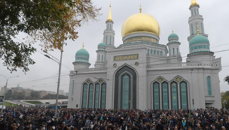 Мусульмане в день праздника жертвоприношения Курбан-Байрам возле Московской Соборной мечети Мусульмане в день праздника жертвоприношения Курбан-Байрам возле Московской Соборной мечети