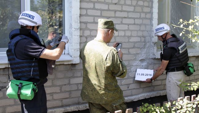 Представители ОБСЕ осматривают повреждения, нанесенные жилому дому в результате обстрела поселка Крутая балка. Архивное фото Представители ОБСЕ осматривают повреждения, нанесенные жилому дому в результате обстрела поселка Крутая балка. Архивное фото