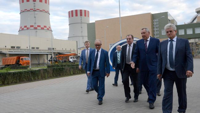 Заместитель председателя правительства РФ Дмитрий Рогозин (второй справа) во время посещения Нововоронежской АЭС в рамках поездки в Воронежскую область Заместитель председателя правительства РФ Дмитрий Рогозин (второй справа) во время посещения Нововоронежской АЭС в рамках поездки в Воронежскую область