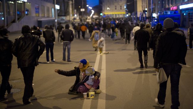 Цыганка с детьми на улице в Москве Цыганка с детьми на улице в Москве