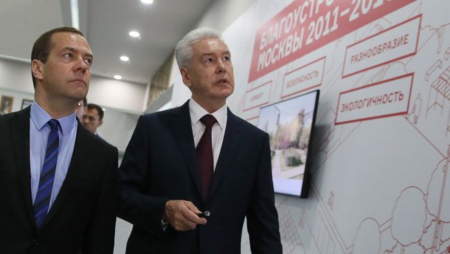 Председатель правительства РФ Дмитрий Медведев осматривает выставку на ВДНХ перед выступлением на форуме Всероссийского совета местного самоуправления Городское развитие и совершенствование качества городской среды. 12 сентября 2016 Председатель правительства РФ Дмитрий Медведев осматривает выставку на ВДНХ перед выступлением на форуме Всероссийского совета местного самоуправления Городское развитие и совершенствование качества городской среды. 12 сентября 2016