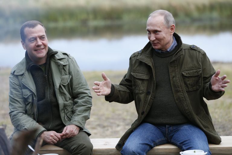 Президент РФ Владимир Путин и премьер-министр РФ Дмитрий Медведев после водной прогулки по озеру Ильмень на острове Липно в Новгородской области Президент РФ Владимир Путин и премьер-министр РФ Дмитрий Медведев после водной прогулки по озеру Ильмень на острове Липно в Новгородской области