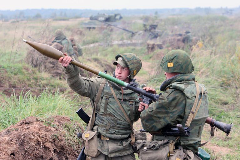 Бойцы готовят к выстрелу ручной гранатомет РПГ Бойцы готовят к выстрелу ручной гранатомет РПГ