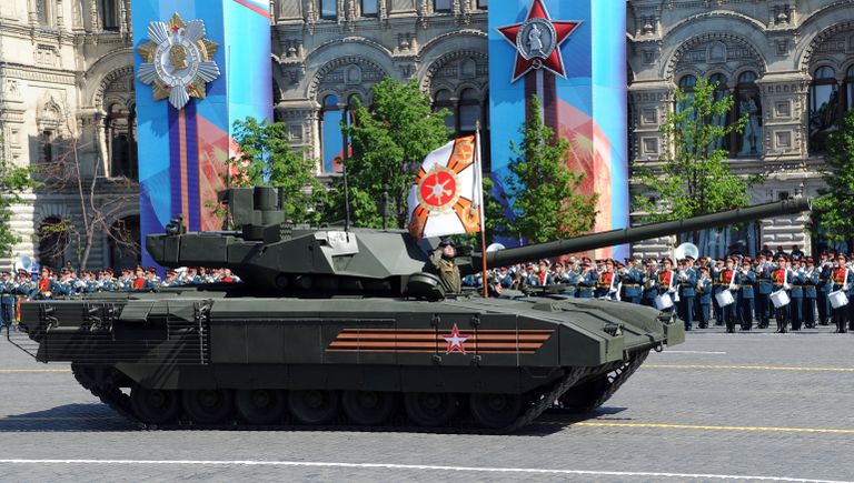Танк Т-14 на гусеничной платформе Армата во время военного парада на Красной площади в честь 71-й годовщины Победы в Великой Отечественной войне 1941-1945 годов Танк Т-14 на гусеничной платформе Армата во время военного парада на Красной площади в честь 71-й годовщины Победы в Великой Отечественной войне 1941-1945 годов