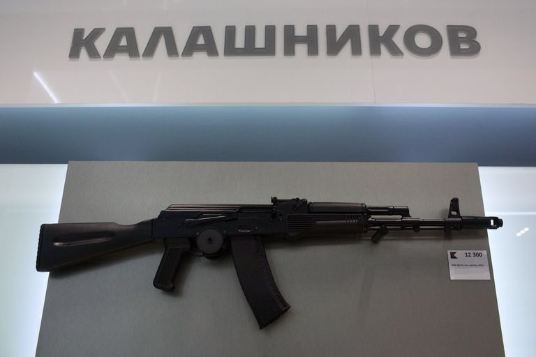 Автомат АК-74 на витрине магазина концерна Калашников Автомат АК-74 на витрине магазина концерна Калашников
