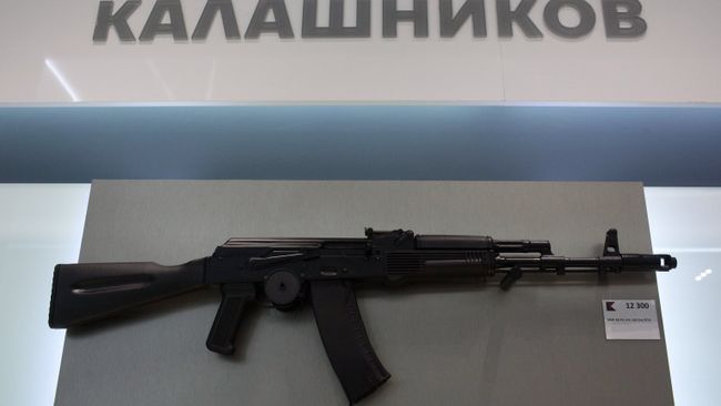 Автомат АК-74 на витрине магазина концерна Калашников. Архивное фото Автомат АК-74 на витрине магазина концерна Калашников. Архивное фото