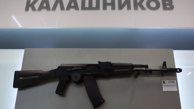 Автомат АК-74 на витрине магазина концерна Калашников Автомат АК-74 на витрине магазина концерна Калашников
