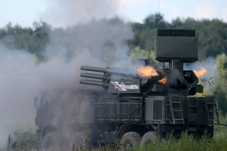Зенитный ракетно-пушечный комплекс 96К6 Панцирь-С1 во время показательных учений на полигоне Алабино на международном военно-техническом форуме Армия-2016 Зенитный ракетно-пушечный комплекс 96К6 Панцирь-С1 во время показательных учений на полигоне Алабино на международном военно-техническом форуме Армия-2016