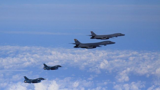Бомбардировщики B-1B ВВС США. Архивное фото Бомбардировщики B-1B ВВС США. Архивное фото