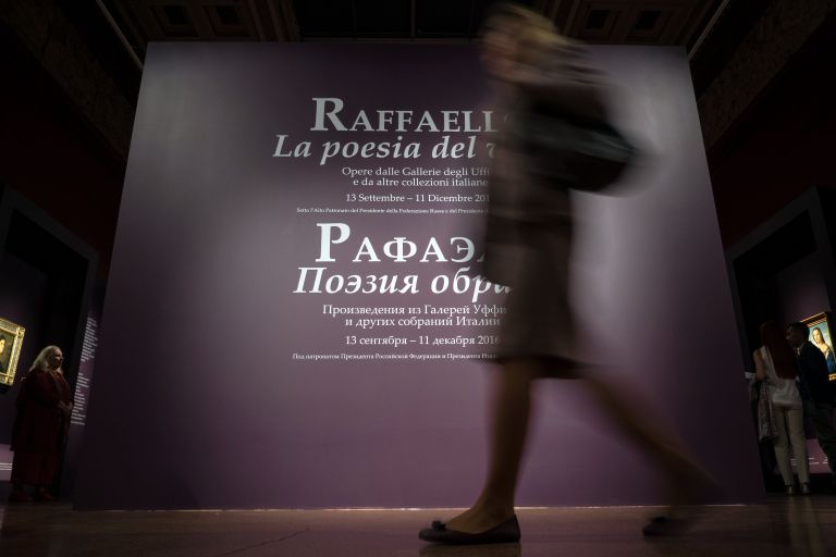 Посетители на открытии выставки Рафаэль. Поэзия образа в ГМИИ имени А.С. Пушкина в Москве 