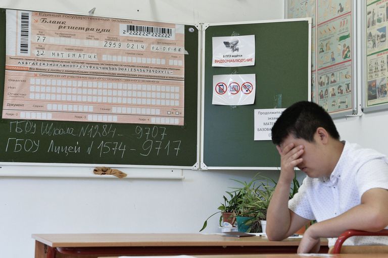 Ученик перед началом единого государственного экзамена по математике в школе в Москве