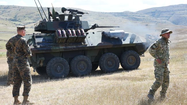 Военнослужащие рядом с легкой бронированной машиной LAV-25 во время учений Agile Spirit-2016 под эгидой НАТО на полигоне Орфоло в Грузии