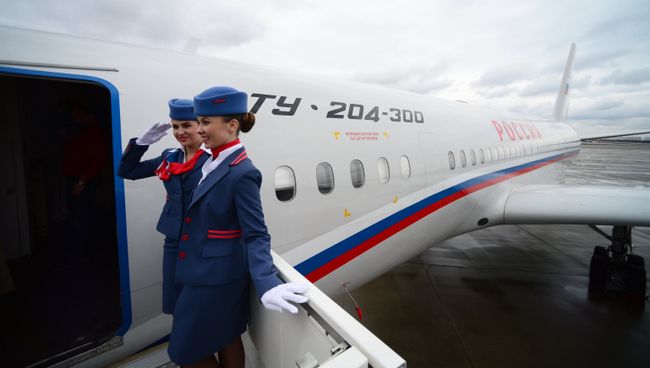 Бортпроводницы у входа в самолет ТУ-204-300 Специального Летного Отряда Россия. Архивное фото