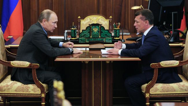 Президент РФ Владимир Путин и министр труда и социальной защиты РФ Максим Топилин во время встречи в Кремле Президент РФ Владимир Путин и министр труда и социальной защиты РФ Максим Топилин во время встречи в Кремле