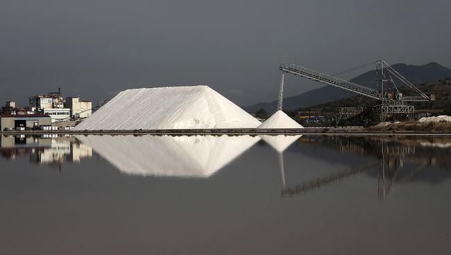 Добыча соли в Греции. Архивное фото Добыча соли в Греции. Архивное фото