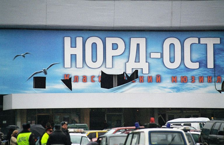 Здание театрального центра на Дубровке, захваченное террористами. Октябрь 2002 года Здание театрального центра на Дубровке, захваченное террористами. Октябрь 2002 года