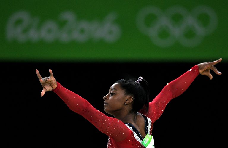 Симона Байлз выполняет упражнения на бревне в финале соревнований по спортивной гимнастике среди женщин на XXXI летних Олимпийских играх