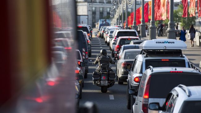 Автомобильная пробка на одной из московских дорог. Архивное фото Автомобильная пробка на одной из московских дорог. Архивное фото