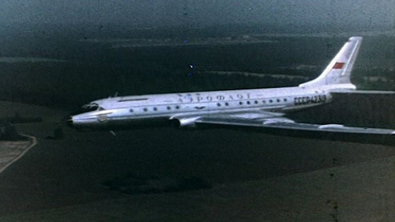Ту-104 - первый советский пассажирский реактивный лайнер. Съемка 1956 года Ту-104 - первый советский пассажирский реактивный лайнер. Съемка 1956 года
