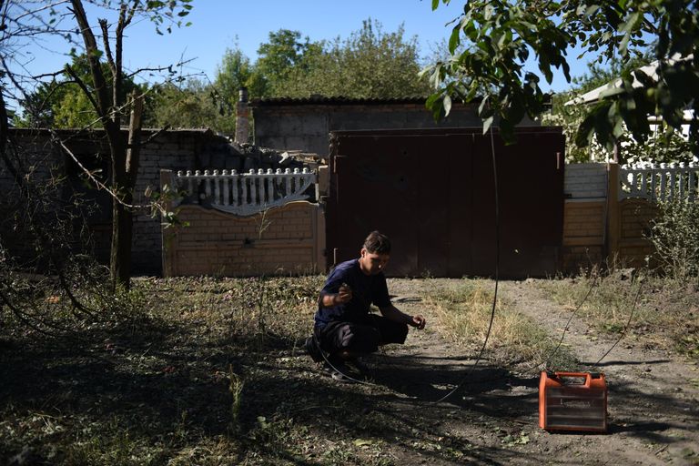 Местный житель осматривает разрушения в результате ночного обстрела Макеевки артиллерией ВСУ Местный житель осматривает разрушения в результате ночного обстрела Макеевки артиллерией ВСУ