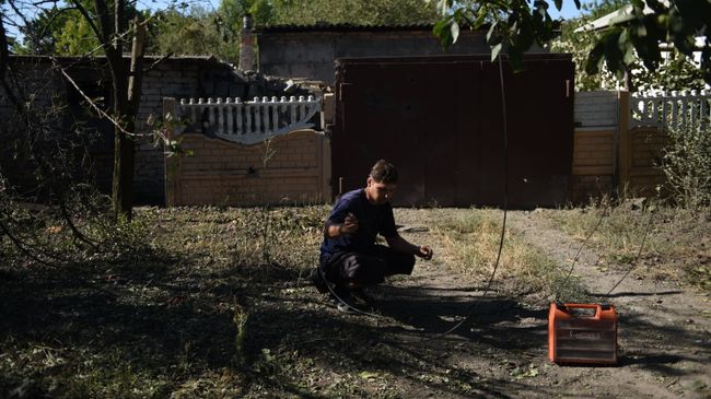 Местный житель осматривает разрушения в результате ночного обстрела Макеевки артиллерией ВСУ. Архивное фото Местный житель осматривает разрушения в результате ночного обстрела Макеевки артиллерией ВСУ. Архивное фото