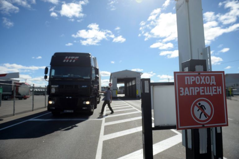 Проверка автомобилей на таможенном посту ФТС России