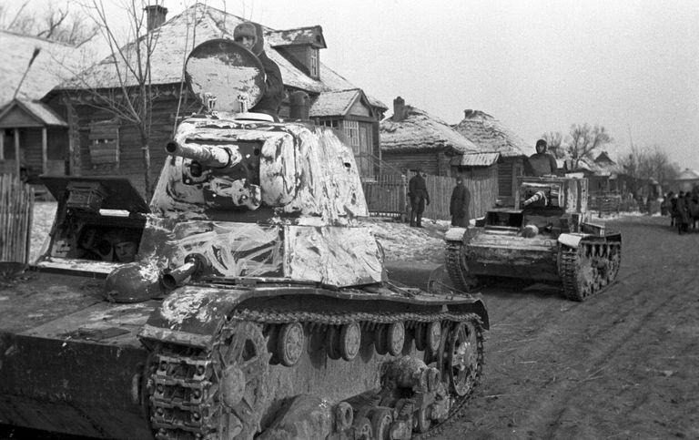 Советские танки проезжают по подмосковной деревне к линии фронта. 1941 год 
