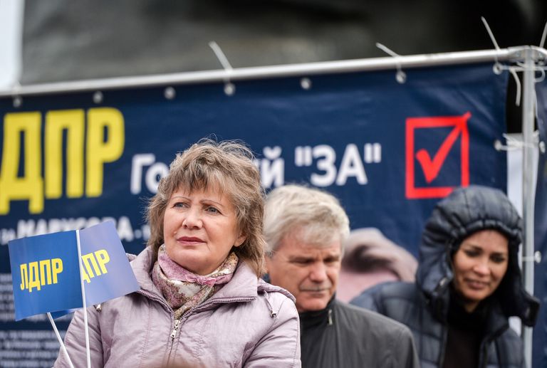 Участники митинга партии ЛДПР в поддержку кандидатов в депутаты Государственной Думы РФ седьмого созыва