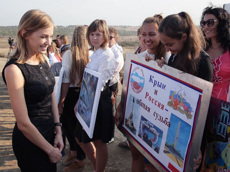 Прокурор Республики Крым Наталья Поклонская на встрече с участниками конкурса детского творчества в Керчи Прокурор Республики Крым Наталья Поклонская на встрече с участниками конкурса детского творчества в Керчи