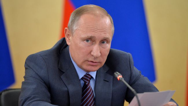 Президент РФ Владимир Путин во время заседания президиума Государственного совета РФ по вопросу О развитии транспортной системы юга России в Керчи. 15 сентября 2016 Президент РФ Владимир Путин во время заседания президиума Государственного совета РФ по вопросу О развитии транспортной системы юга России в Керчи. 15 сентября 2016