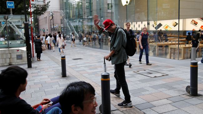 Покупатели в ожидании старта продаж iPhone 7 у магазина Apple в Токио, Япония. Сентябрь 2016 Покупатели в ожидании старта продаж iPhone 7 у магазина Apple в Токио, Япония. Сентябрь 2016