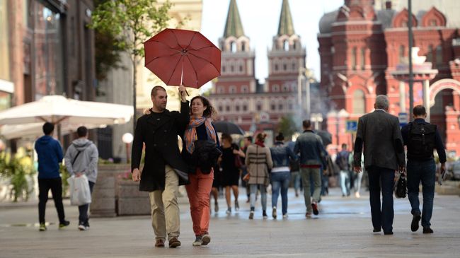Прохожие на Охотном ряду в Москве. Архивное фото