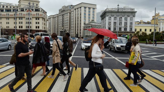 Пешеходы на Театральном проезде в Москве. Архивное фото