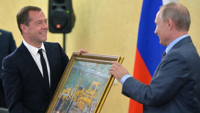Президент РФ Владимир Путин дарит председателю правительства РФ Дмитрию Медведеву на его день рождения картину В цеху. 15 сентября 2016 Президент РФ Владимир Путин дарит председателю правительства РФ Дмитрию Медведеву на его день рождения картину В цеху. 15 сентября 2016