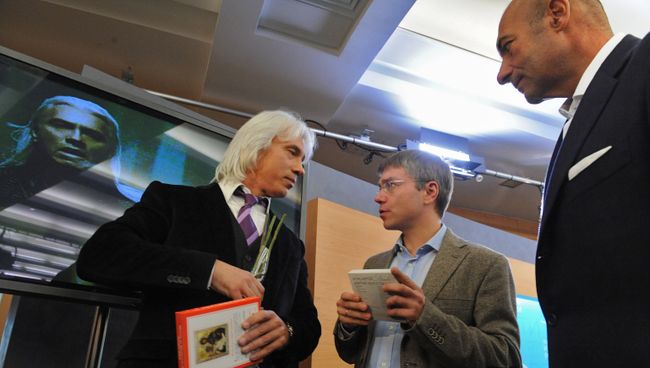 Певец Дмитрий Хворостовский, журналист Евгений Ревенко и композитор Игорь Крутой после пресс-конференции в Москве Певец Дмитрий Хворостовский, журналист Евгений Ревенко и композитор Игорь Крутой после пресс-конференции в Москве