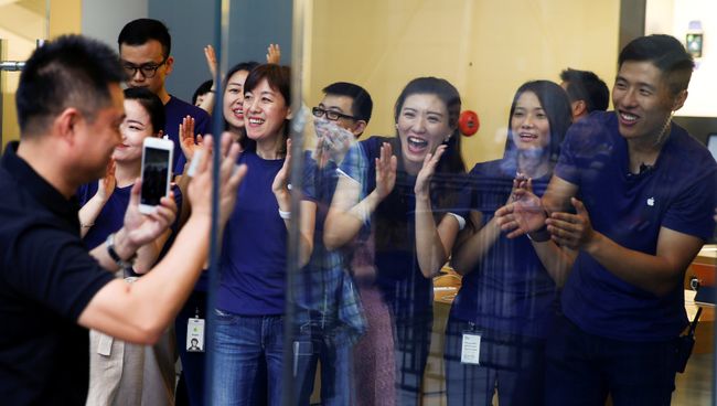Посетители магазин Apple в Пекине в день старта продаж iPhone 7. 16 сентября 2016 Посетители магазин Apple в Пекине в день старта продаж iPhone 7. 16 сентября 2016